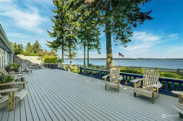 Expansive deck with views of the Seattle skyline!