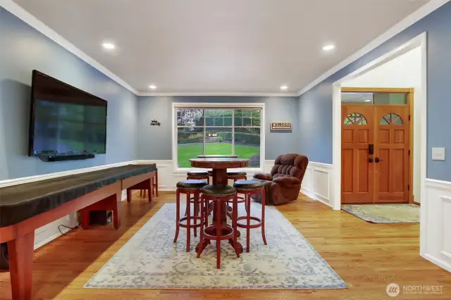 Large livingroom, with hardwood floors throughout.