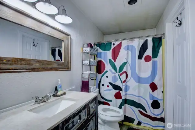 Full Bathroom (Unit B)