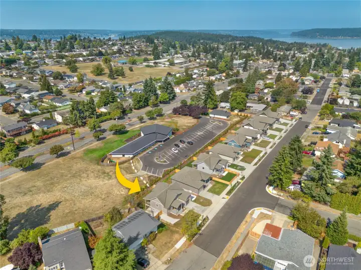 Sweet location just minutes from Pt. Defiance park, zoo & aquarium, beaches and gardens.  Also, minutes from Westgate - Tacoma's shopping and dining district.  A quick jaunt to Pt. Ruston for Tacoma's finest shops and dining.