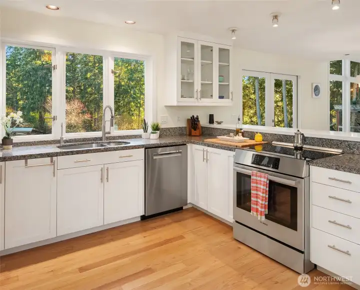 This kitchen is spacious with generous counter tops and lots of drawers and cupboards. Cooking is a pleasure here.