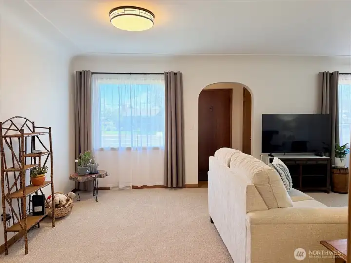 Large living room with great flow to adjoining spaces