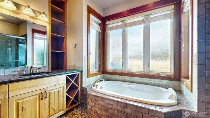 The built-in tub with surround makes for ease of entry,