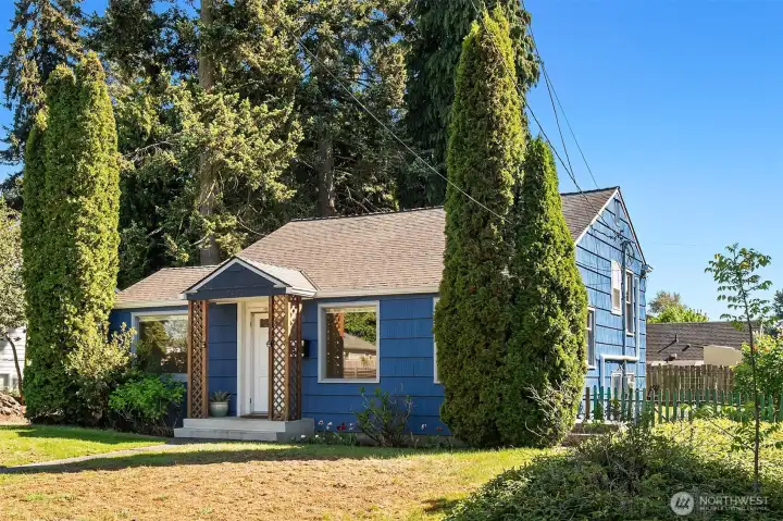 Sunny, bright, and absolutely charming, this beautifully updated tri-level home sits on a quiet street and offers the perfect blend of comfort, style, and outdoor living.