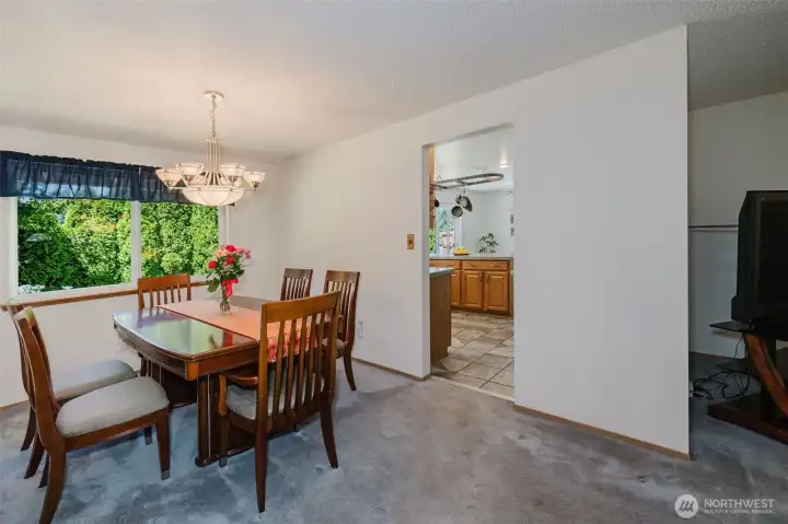 Formal Dining room has ntural light and is adjacent to kitchen Formal Dining room has ntural light and is adjacent to kitchen