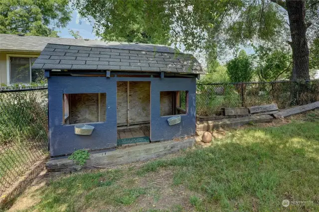 This little building sits in a corner of the back yard. In it's previous life this was a cute playhouse!