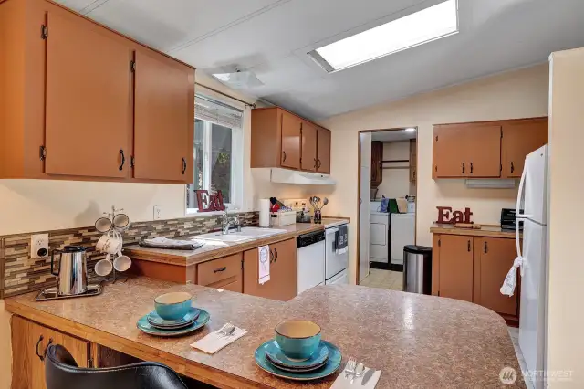 Generous sized breakfast bar for those quick meals or morning coffee.