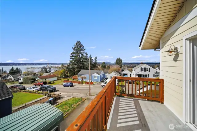 Primary deck to enjoy the sun with your coffee