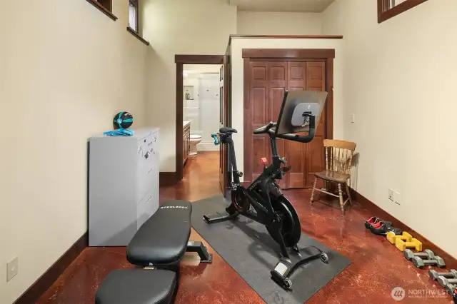 Work out room(or 4th bedroom on the main).