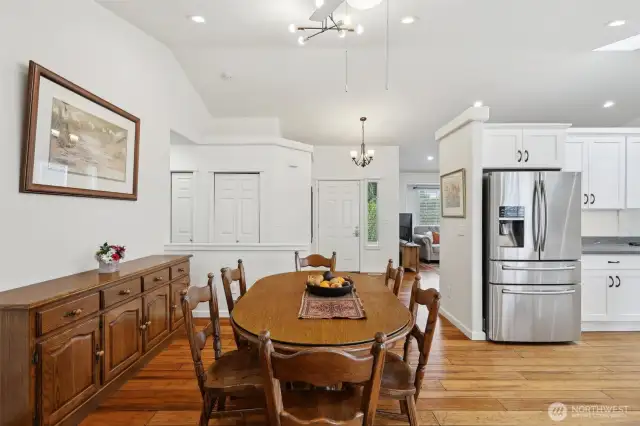 Dining Room Picture #3