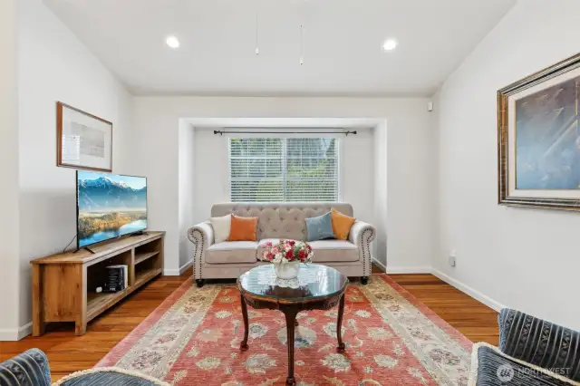 Living Room Picture #4