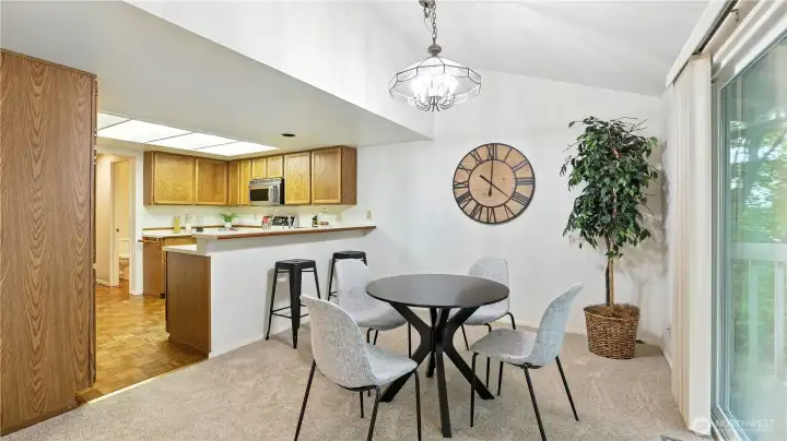 An open connection between the kitchen and dining room makes hosting dinners and entertaining effortless and enjoyable!