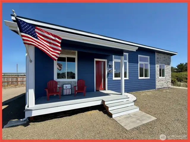 New Seaside Cottage in a cul-de-sac 8 lots from the public beach path via Sportsmen St!