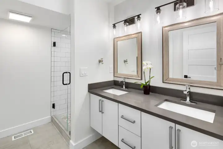 upper level primary en-suite bathroom