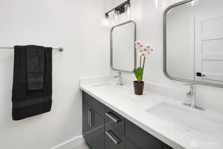 lower level 2nd primary bedroom en-suite full bathroom