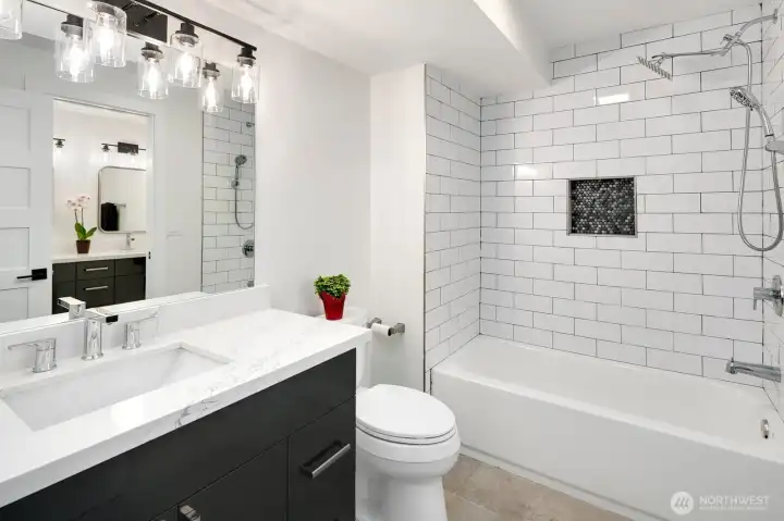 lower level 2nd primary bedroom en-suite full bathroom