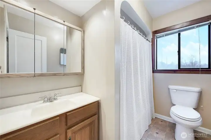 yes, there is only one bathroom