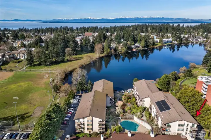 Such a picturesque setting at the Lake right next to a park and play fields.
