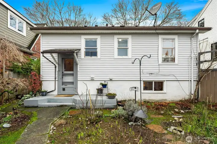 Outside, a mature garden flourishes, offering generous space and endless possibilities.