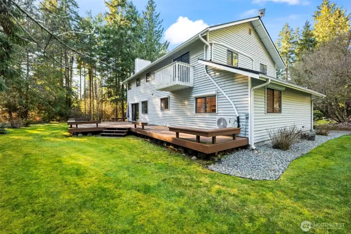 Large exterior deck for bbqs!