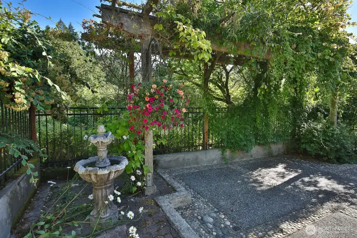 Courtyard with fountain for your coffee mornings!