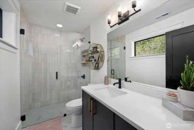 Upstairs ensuite bath