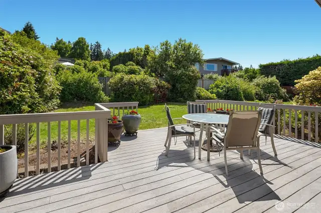 Large flat yard with Trex deck
