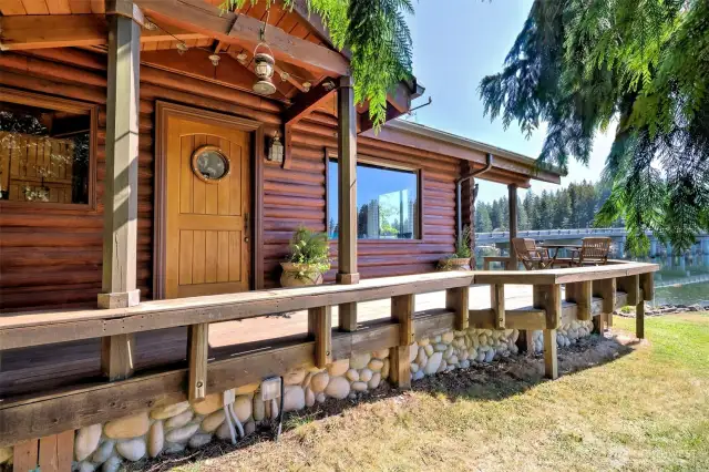 The sweetest beach cabin plus ADU on true no bank waterfront!