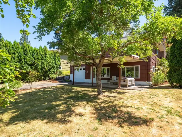 Find the same peaceful and picturesque greenery as in the front yard in the back.