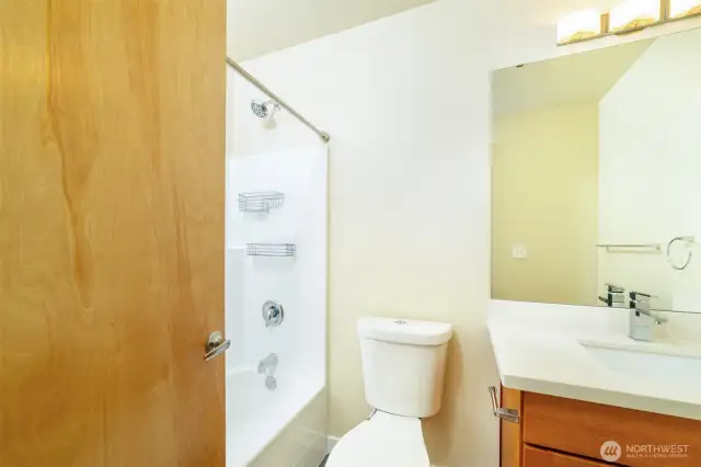 Additional primary bedroom en-suite