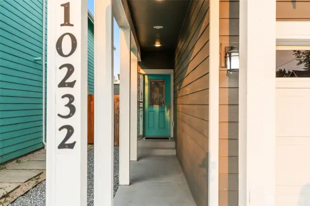 10232 Covered Entryway