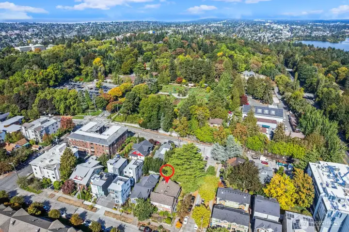 Great location near the Woodland Park Zoo & Rose Garden, Greenlake, & Phinney Ridge amenities.
