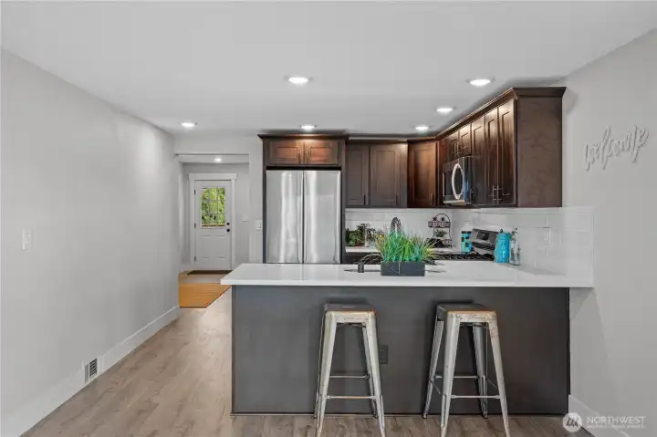 Breakfast Bar made for two! Cozy!