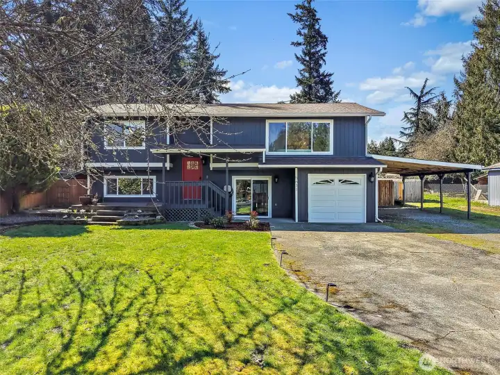 Move-in ready home in desirable Lake Tapps community.