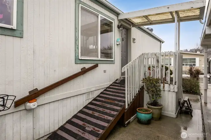 Easy access ramp makes getting in this home easy & could be removed too.