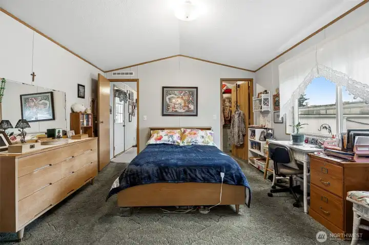 Primary suite with attached full bathroom + walk-in closet.