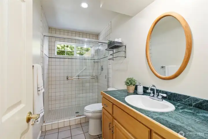 Main level 3/4 bathroom