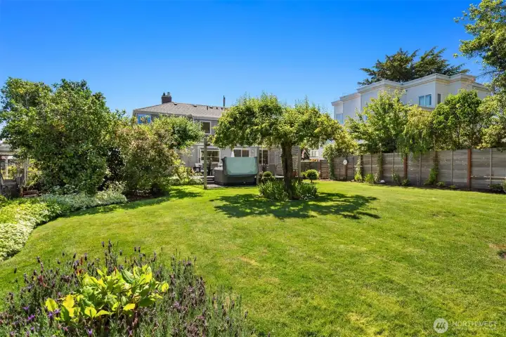 This is one of those yards and gardens that you usually only see in magazines.