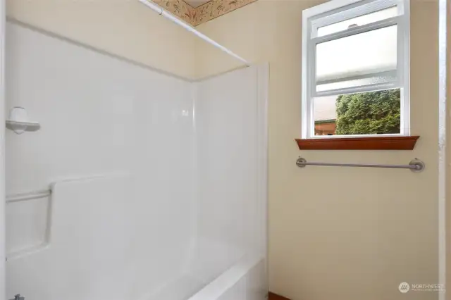 Tub/shower in full bath