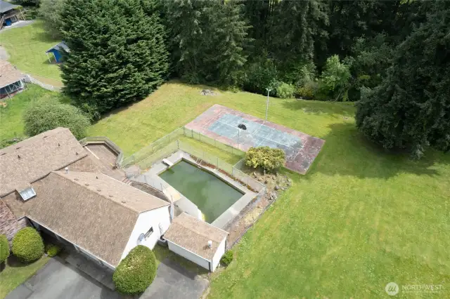 Aerial view with pool, sport court view