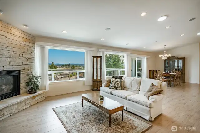 A look back to the dining area and patio. Speaker system in the ceilings.