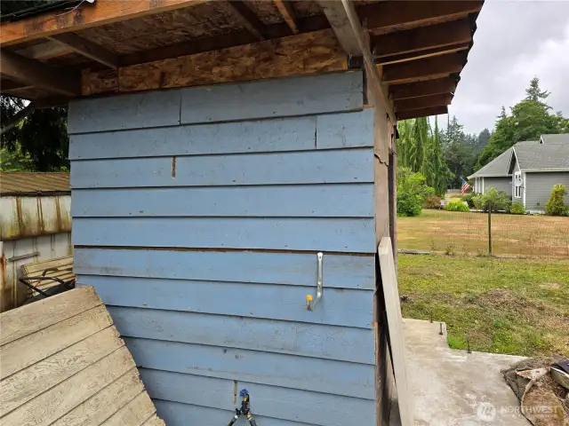 Wellhouse Private well on property. Propane generator or run electrical to wellhouse.