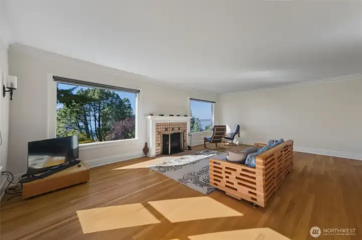Unit A Living room with new Thermopane bay view windows