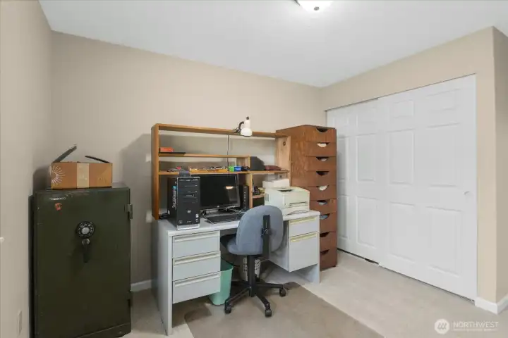 2nd bedroom and view of large closet location