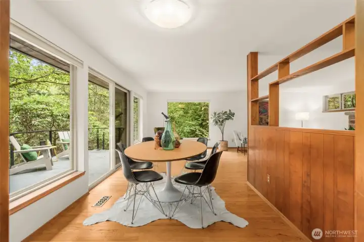 Enjoy your meal with a forest view!