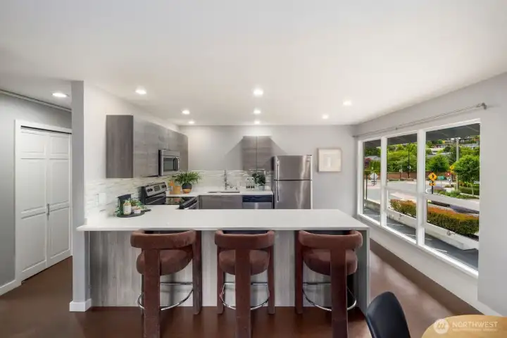Plenty of extra seating for entertaining. Plenty of extra seating for entertaining.