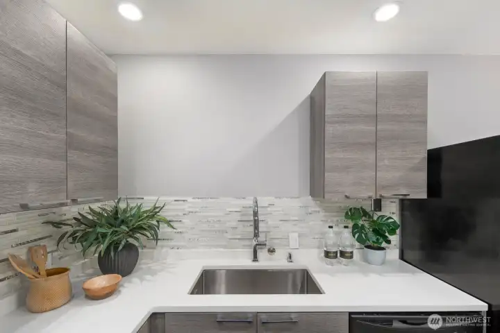 Eye-catching tile backsplash makes a statement in the kitchen without trying too hard. Eye-catching tile backsplash makes a statement in the kitchen without trying too hard.