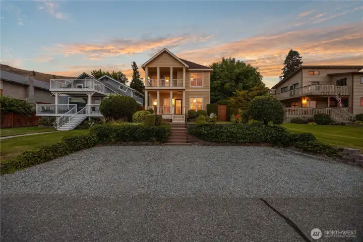 Welcome to the Lakeside Cottage. Just a short stroll to the public lake access Green Dock and Lakeside Park. Welcome to the Lakeside Cottage. Just a short stroll to the public lake access Green Dock and Lakeside Park.