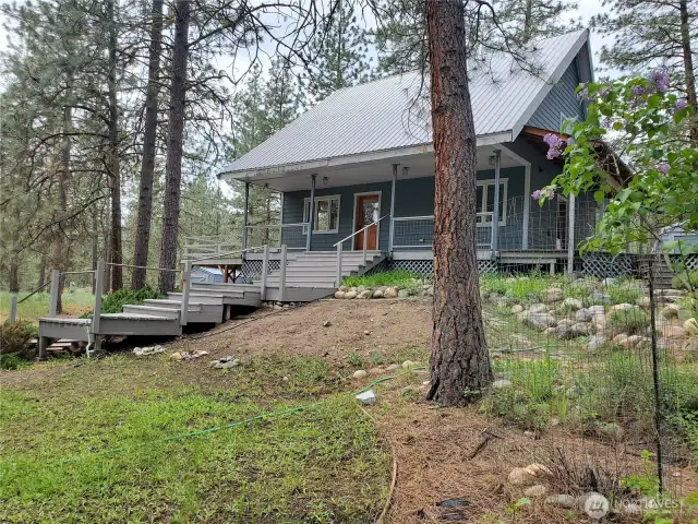 Home has main level living room, dining room and Kitchen. North deck off of Kitchen  Walk out daylight basement has mud room, gear closet, utility room, bedroom and 3/4 Bath.