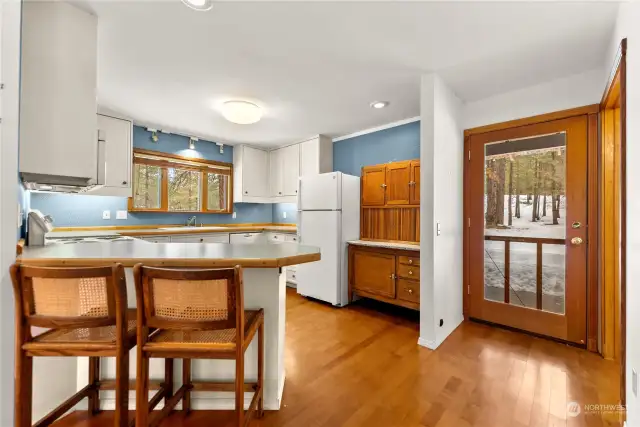 2 seated Kitchen Counter eating area is convenient for Breakfast, snack time or Lunch. Morning Coffee or Tea.